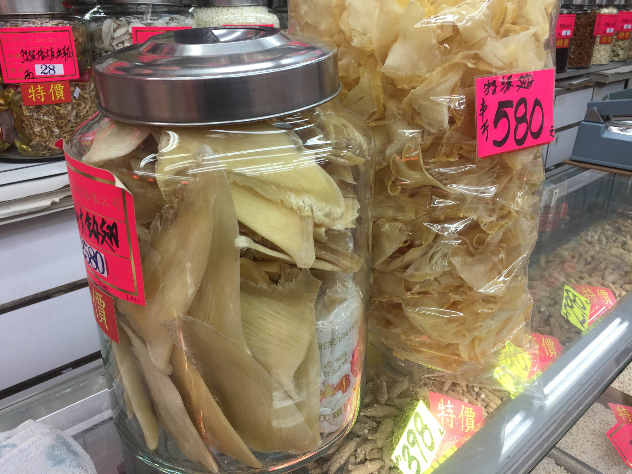 Getrocknete Haiflossen in einem Laden in Hong-Kong